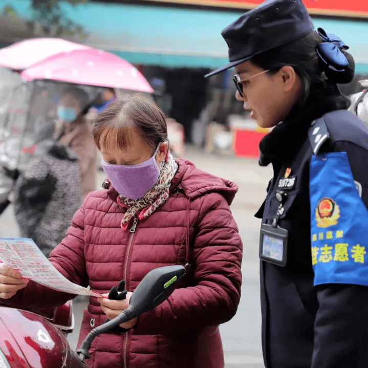 醫院民警為社區老人耐心問診;在川北監獄,金堂監獄,阿壩監