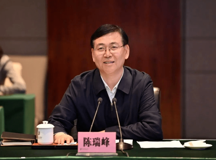 他曾任中宣部宣教局局长,湖北省武汉市委副书记,副市长,湖北省随州