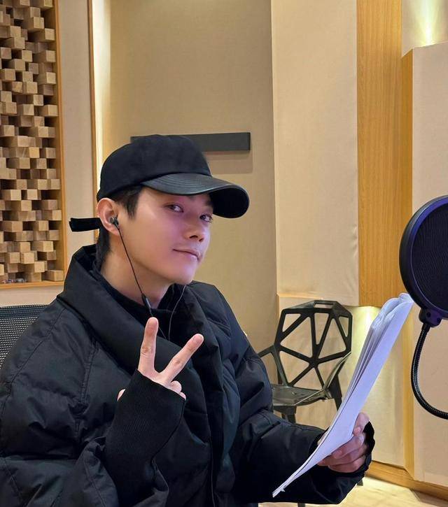 许凯分享自己的帅图,表示来北京看雪和配音,可以期待《承欢记》