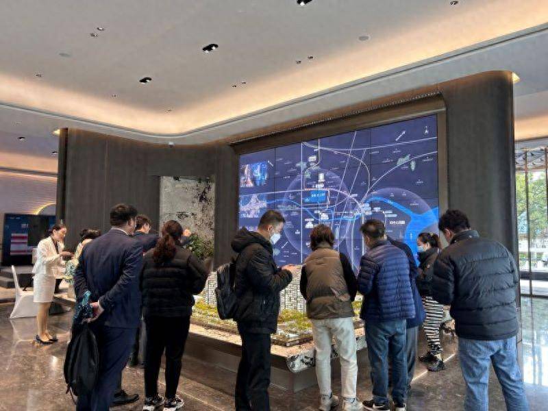 上海楼市“三箭齐发”,客户连夜赶赴售楼处,超30盘“24小时不打烊”,中介称“电话被打爆”_新政_项目_住房
