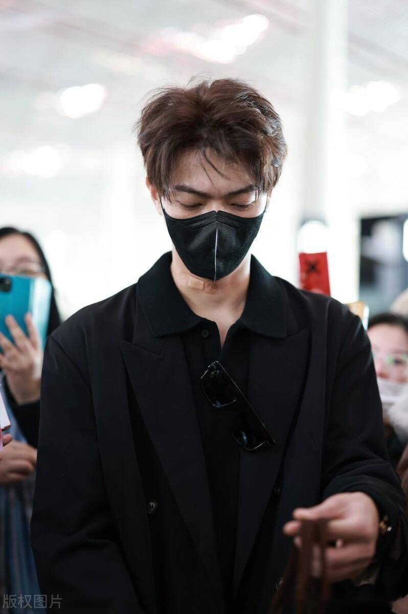 2023年12月16日,北京,许凯现身机场.黑色大衣,黑色衬衫帅气有型.