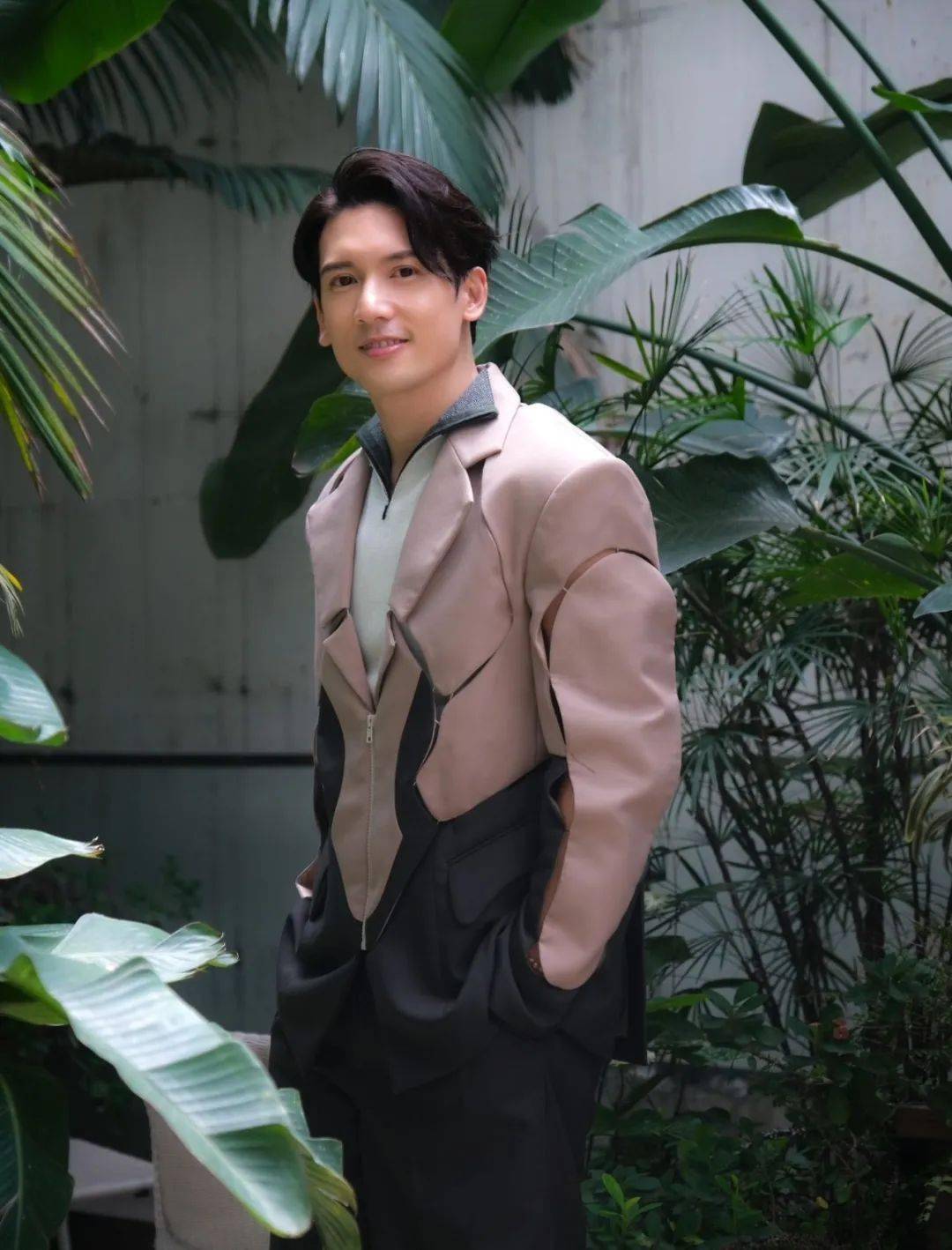 42岁「香港第一美男」,被烧成这样.