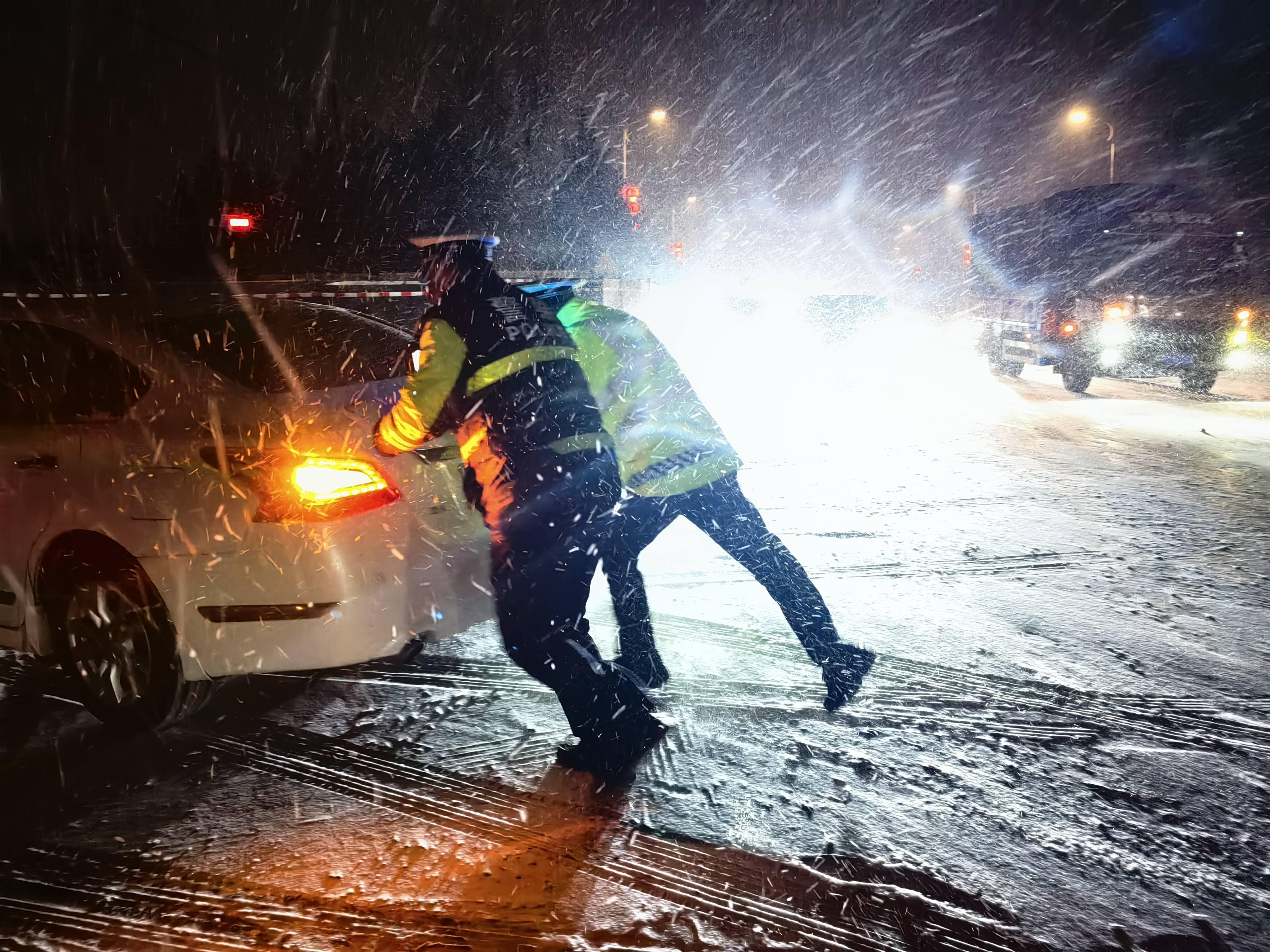 平鲁交警雪天执勤保通畅