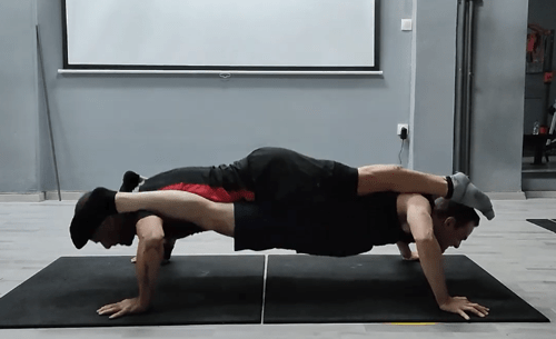 说到做俯卧撑你估计不会陌生,但双人俯卧撑是怎么做的?