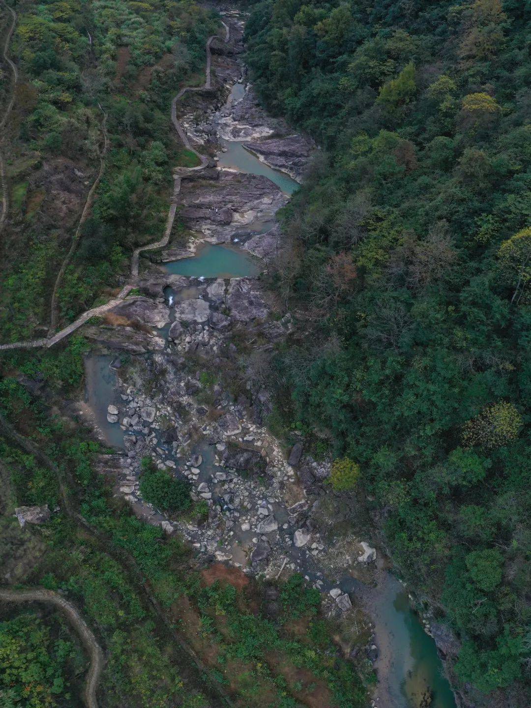 处处惊艳赤岩山景区一处一景优美清澈的溪流云海壮丽的森林巍峨秀丽的