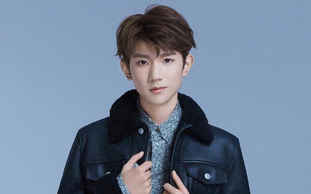 王源回国"肿胀"亮相,引发恋情和"生图诈骗"争议_明星_网友_事业