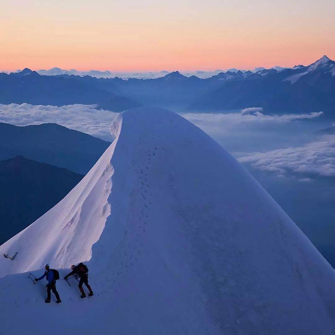 作為一個阿式登山好手,jonathan曾經和瑞士機器ueli steck等頂尖登山