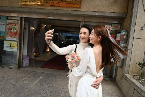 小薰,郑人硕合体!撇分手传言 见证张书伟,谢京颖登记结婚_祝福_穿着