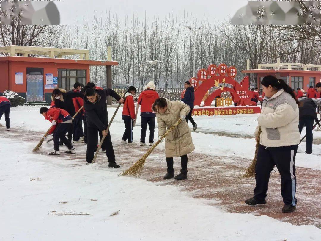 学生除雪图片