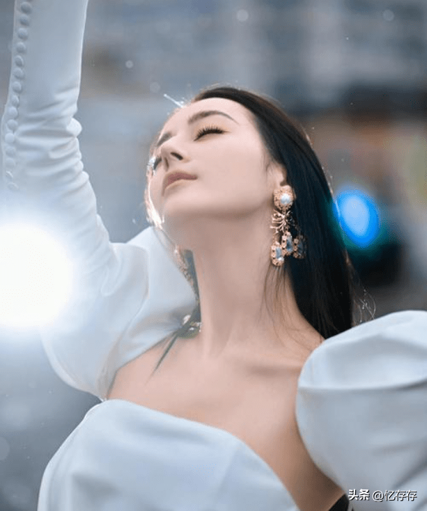 迪丽热巴,1988年出生于新疆乌鲁木齐,毕业于上海戏剧学院表演系,是一