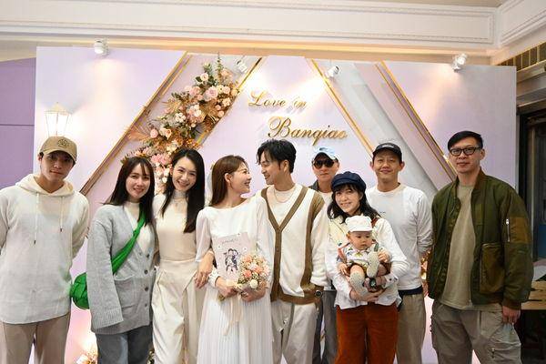 小薰,郑人硕合体!撇分手传言 见证张书伟,谢京颖登记结婚_祝福_穿着