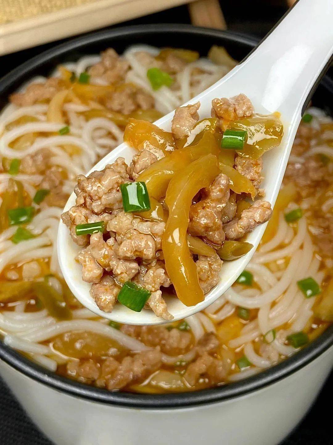 【美食分享】赶紧试试这道榨菜肉末粉,早起来一碗真滴太绝啦_湘西