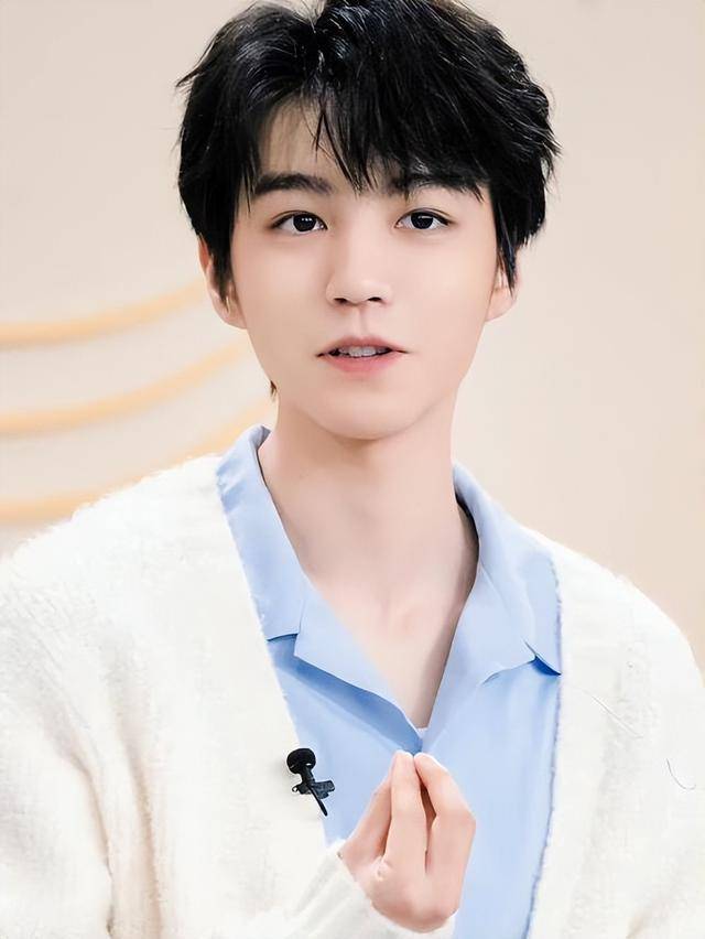 王俊凯热爱运动,尤其擅长篮球.