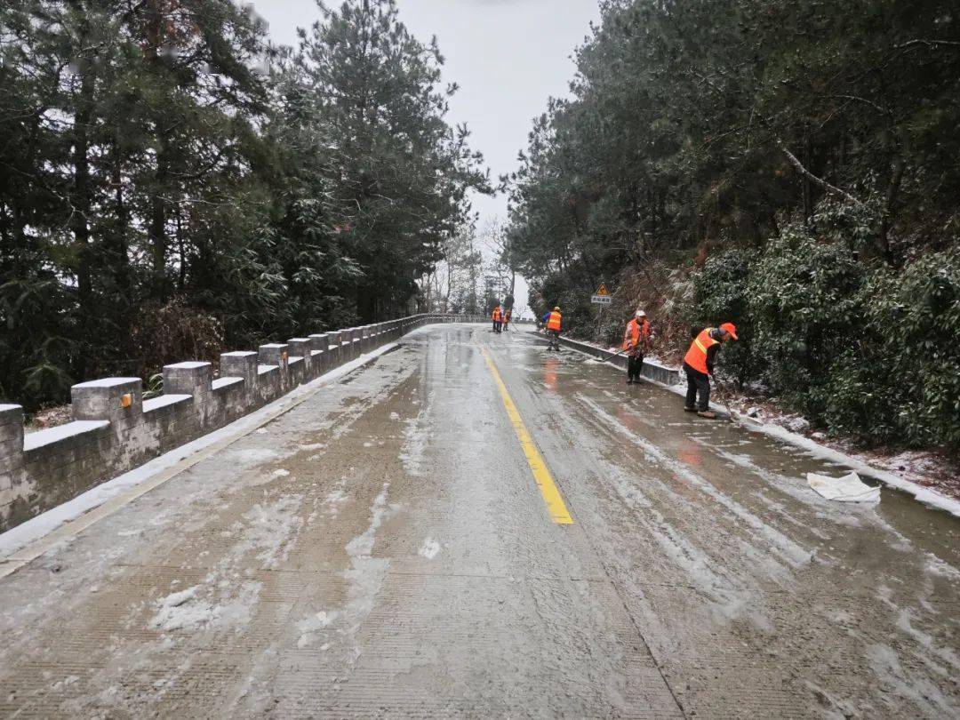 潛山市積極應對低溫雨雪冰凍天氣_進行_管理_道路