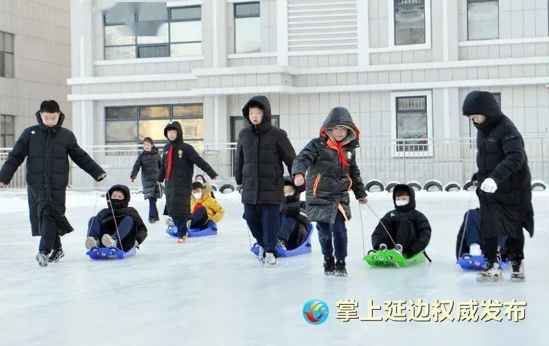 今冬,延吉市10所中小學利用學校操場改建了校園冰場,各中小學採取