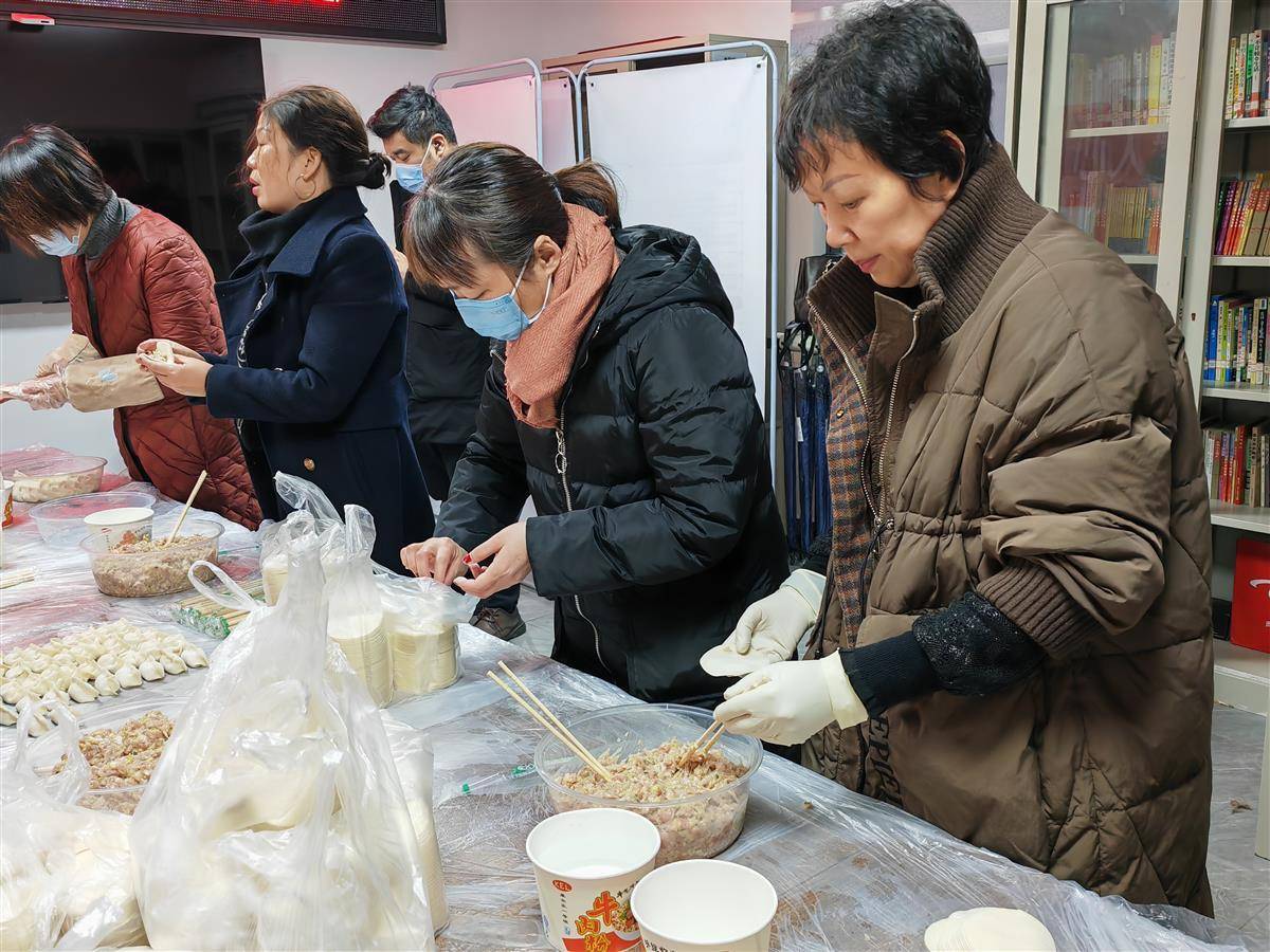 愛在暖冬暖人心:武漢華苑裡社區邀請居民吃冬至餃子_活動_祝福_齊聚