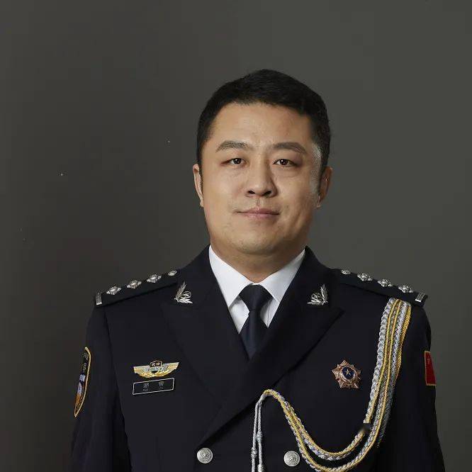 张琦紧盯队伍分析聚焦任务传导用笔触描述蓝图用奋进的足迹为藏蓝标注