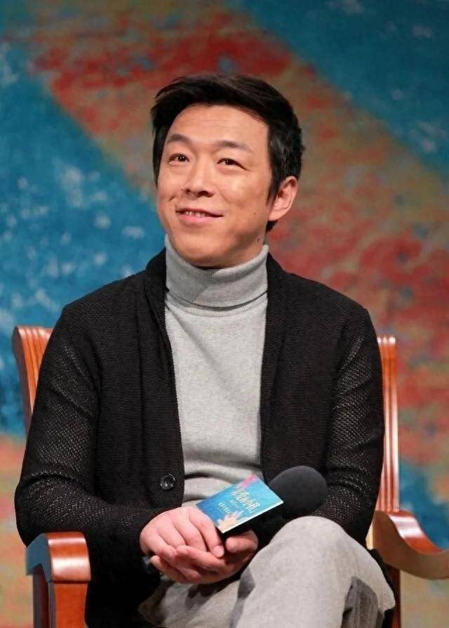 然而,黄渤并未满足于此,他选择了辍学,白天创作音乐,晚上在夜店赚钱.