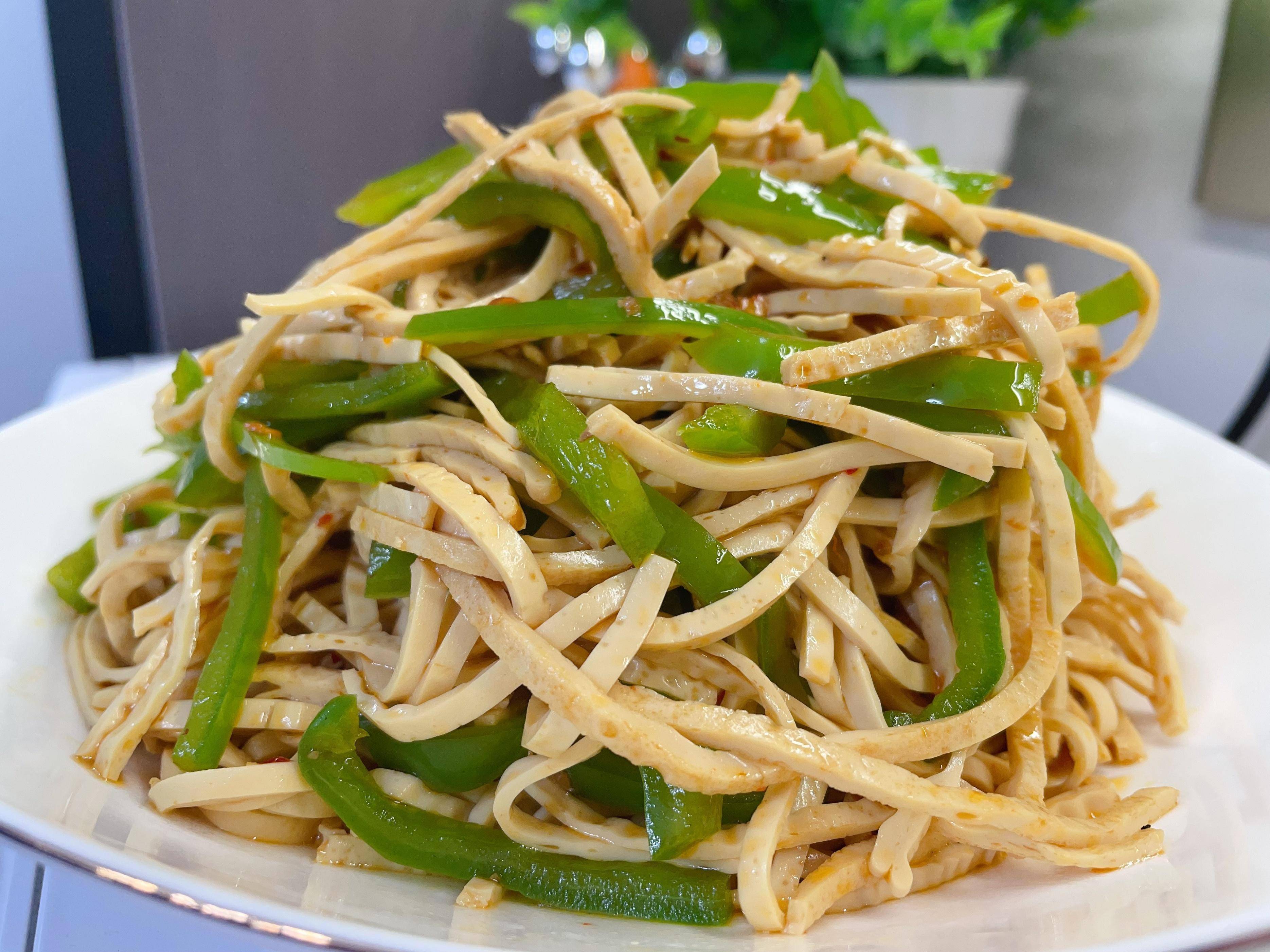 冬天我家最爱吃这道凉拌菜,教你凉拌云丝的做法_胡萝卜_温水_腐竹