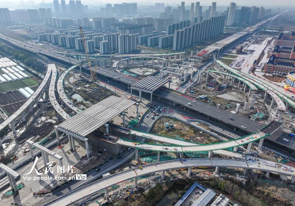 2023年12月20日,浙江省慈溪市中横线快速路横跨胜陆高架的钢梁箱已经