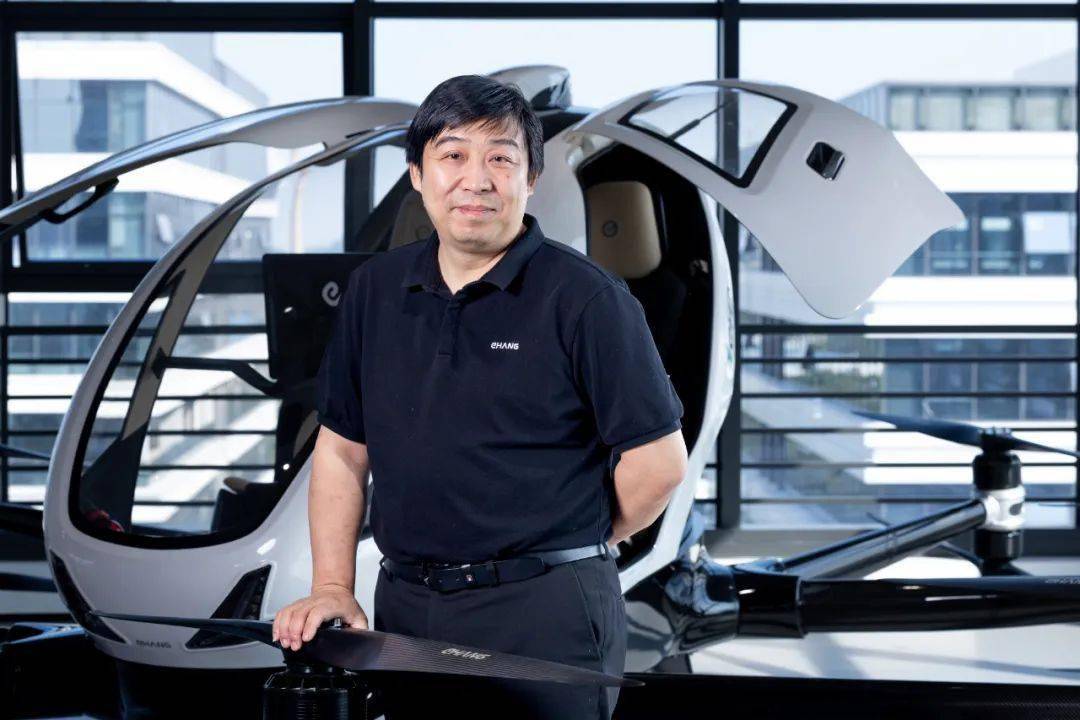 亿航智能创始人胡华智(汪洋/摄)这时候,他身边发生的两件事情给了他