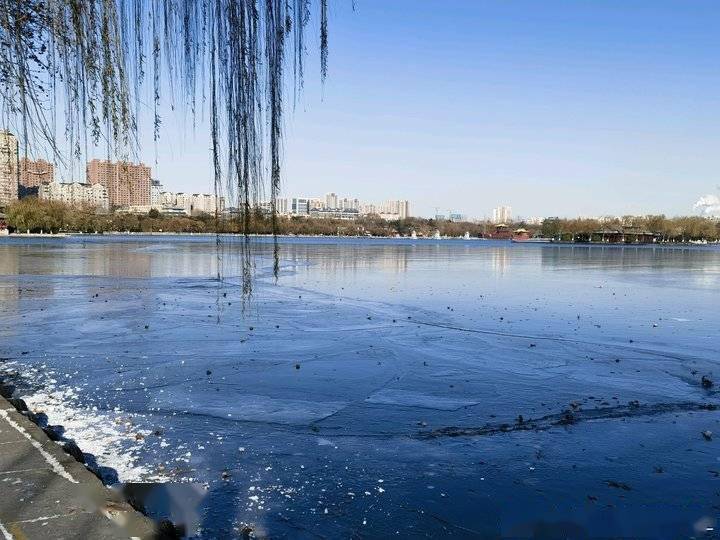 难得一遇的冬季美景,济南大明湖结冰了