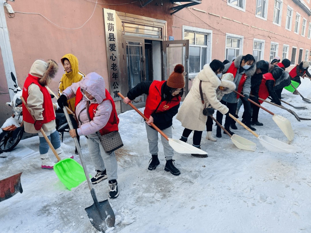 嘉荫县朝阳镇朝阳社区新时代文明实践站开展"党员冲在前 清雪总动员"