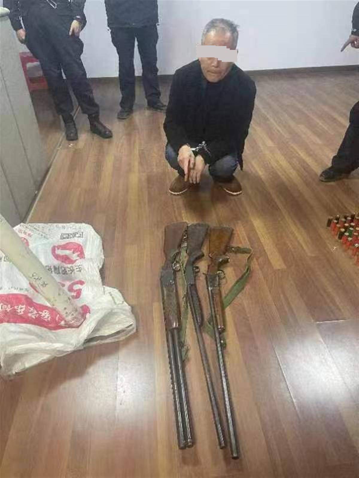 男子湖边捕猎遭市民举报,大冶警方搜出三支私藏猎枪_曹某_枪支_打猎