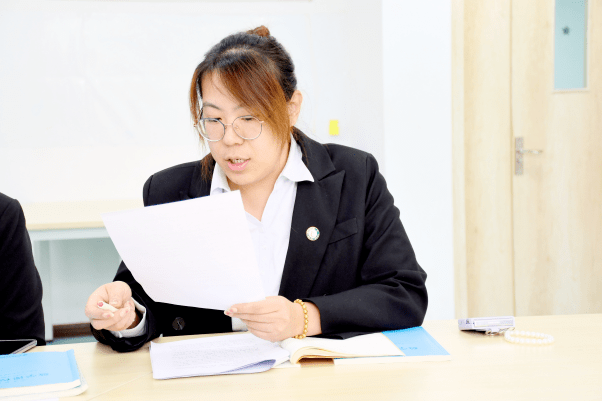 彰显集备风采02青岛城阳国开双语学校的高青美老师和李园园老师通力