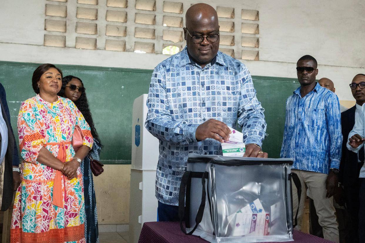 刚果(金)总统齐塞克迪(中)在首都金沙萨一处投票站参加投票