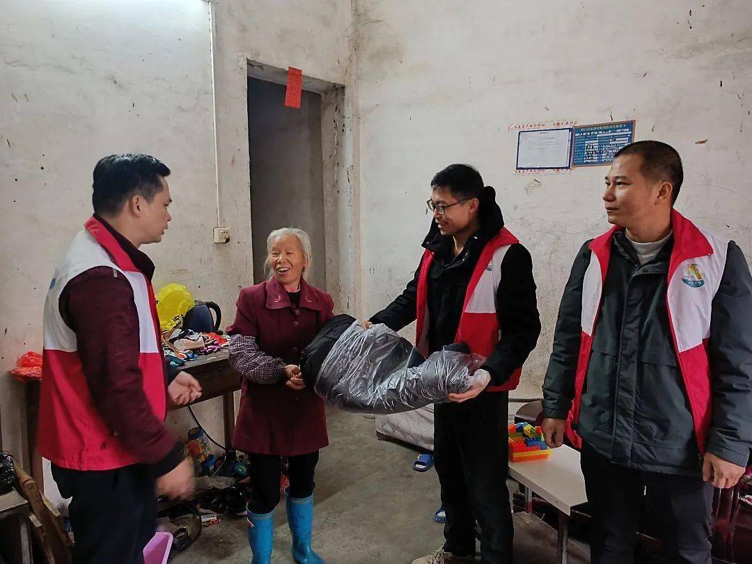 【冬日暖心行动】博白县东平镇富山村:抵御强寒送温暖 入户走访暖人心