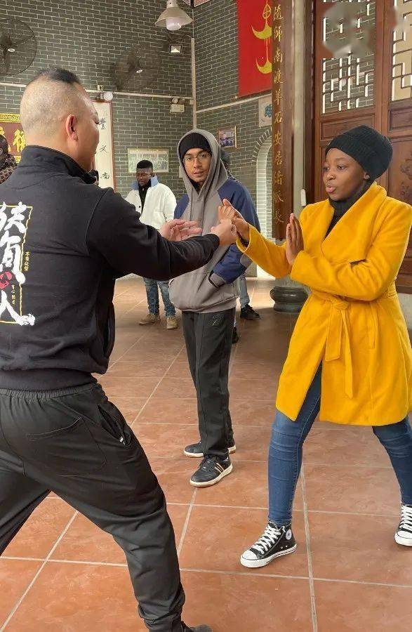 非遗传承人郝海华老师亲自授课,教授学生们2019年入选"天河区非物质