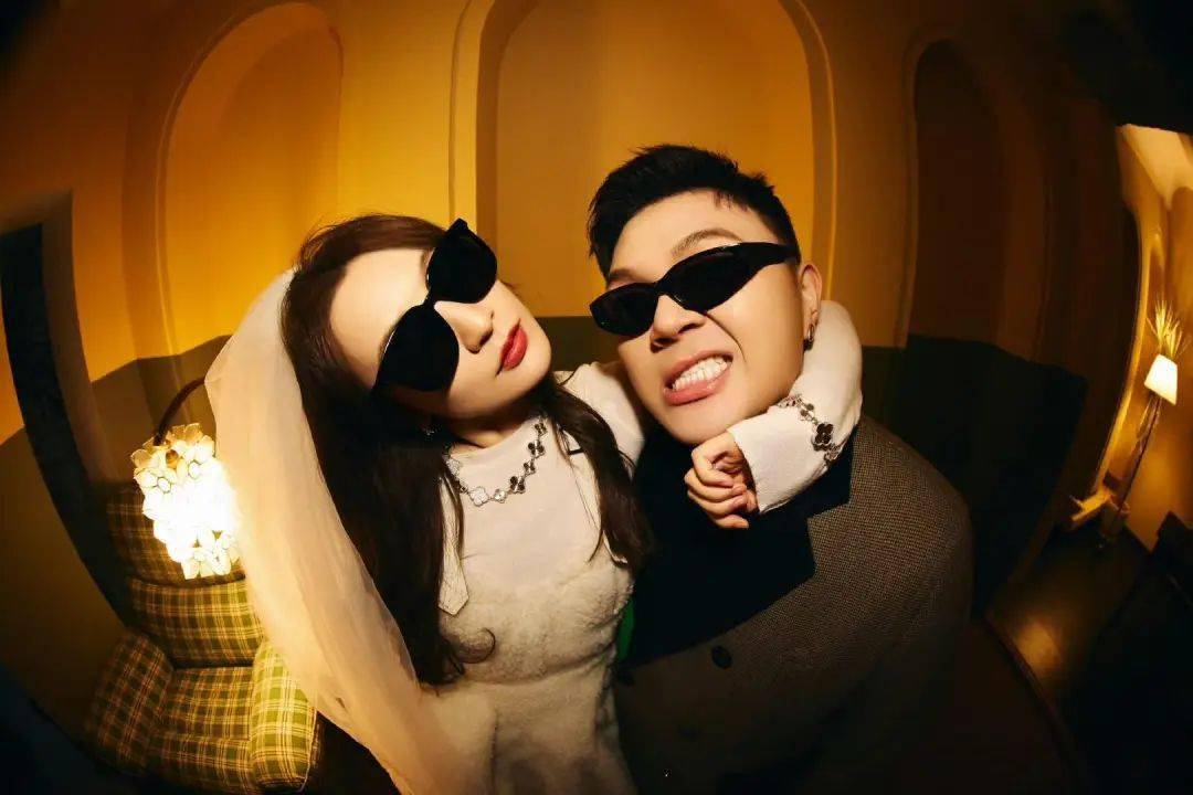 说唱歌手艾福杰尼官宣结婚,大量婚纱照曝光,老婆高颜值神似吴昕_瞬间