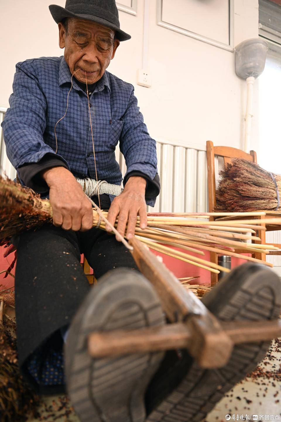 随着时代的发展,扎笤帚这门老手艺也逐渐走向没落.