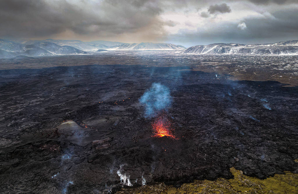 从地面裂缝中涌出,冰岛火山喷发引有毒气体扩散警告