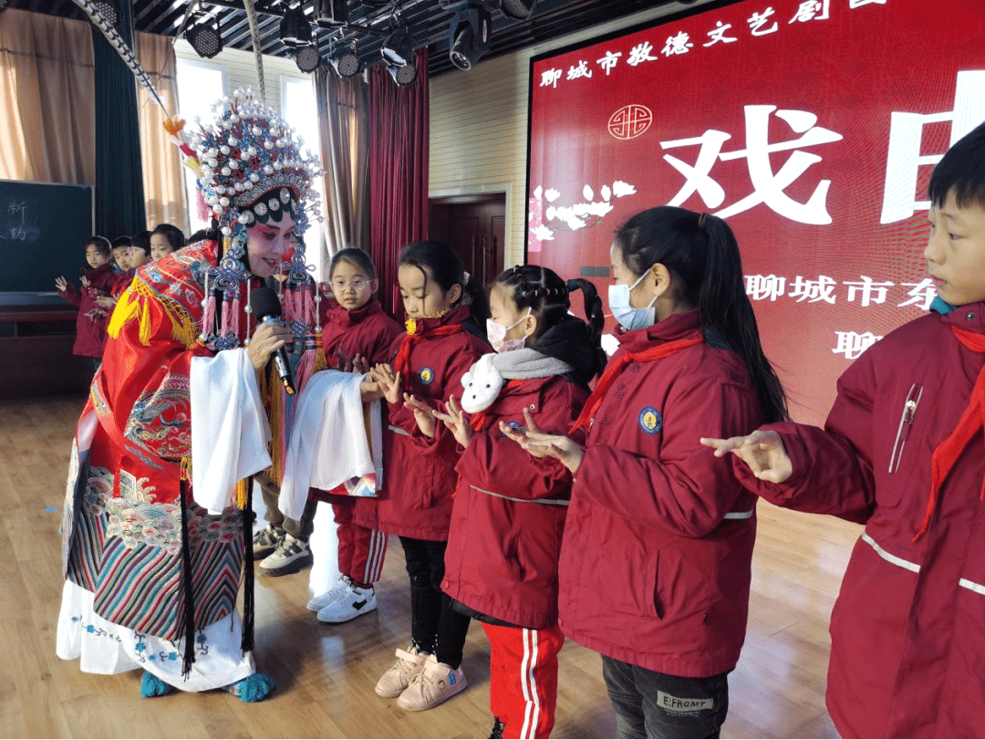 接著,育紅小學戲曲社團的學生展示了學習成果,表演了豫劇《花木蘭》