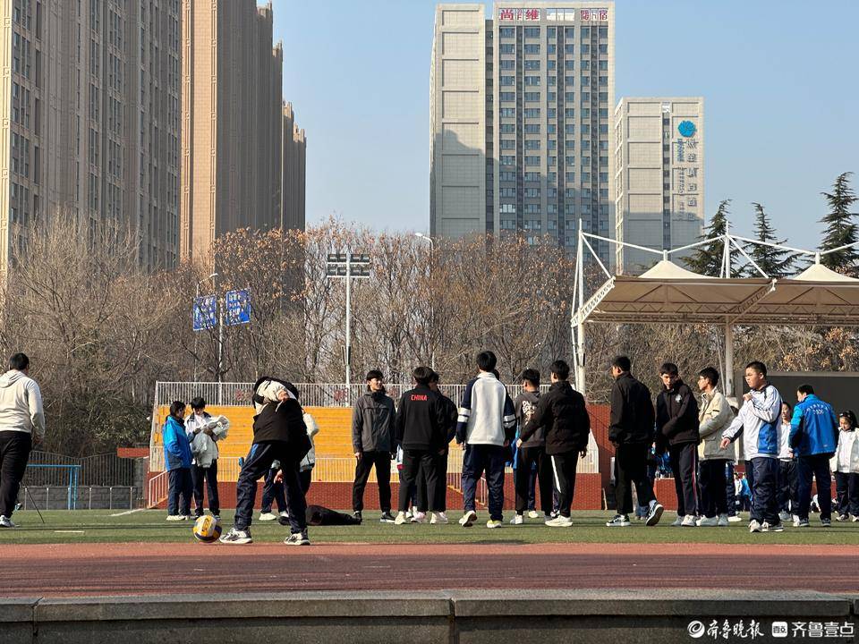 泰安市岱岳实验中学操场快乐值拉满_爱心_齐鲁_特色