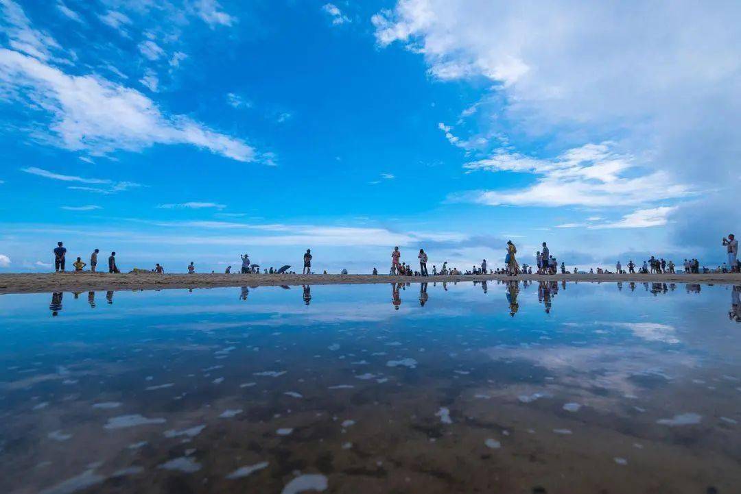 靜坐在海邊,陽光傾撒,微風拂面,聽著喜歡的音樂,看海浪拍擊沙灘.