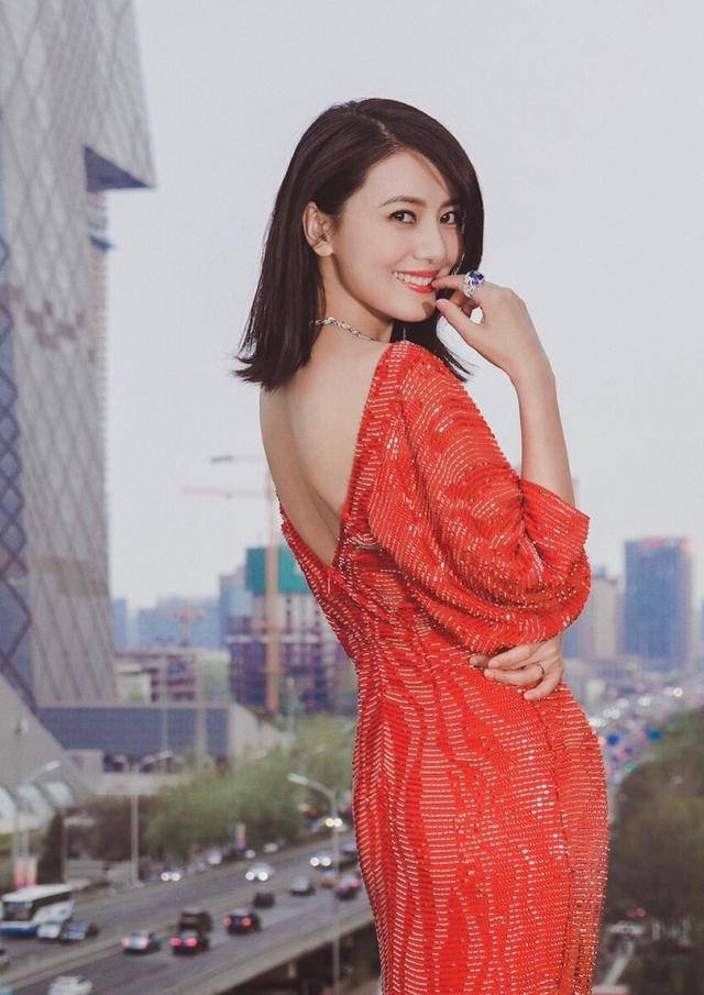 高圆圆红装性感,美得让人窒息!_人们_艺术品_人群