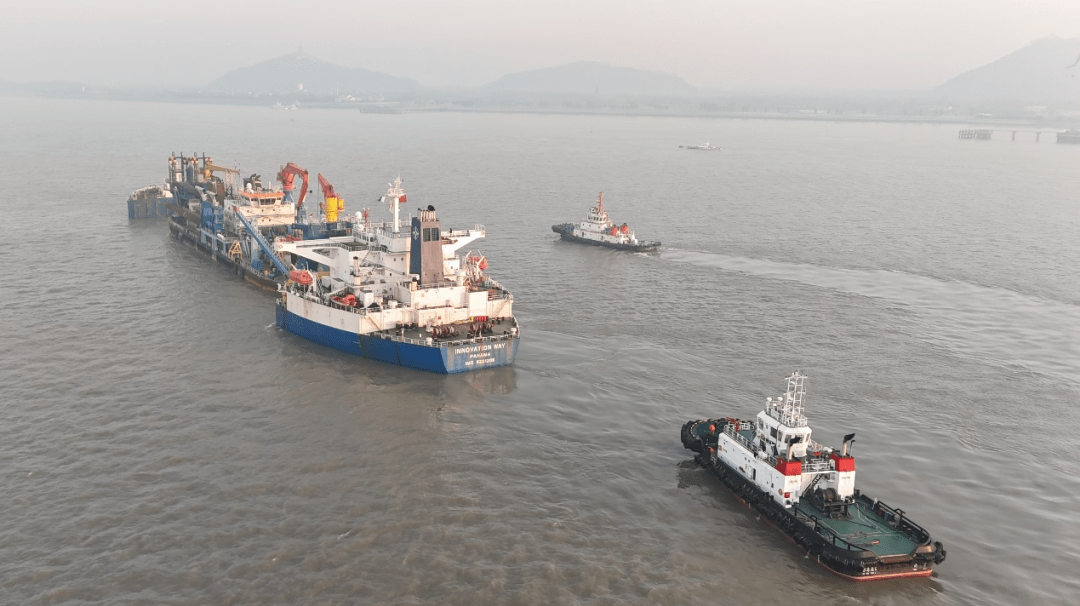 成下“沉”（潜）成功卸载挖泥船这是南通联检锚地历史上第70次半潜作业