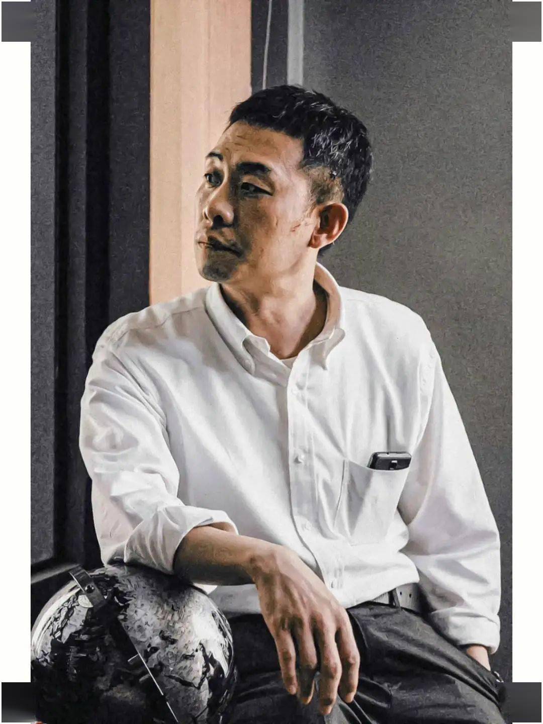 父子罕见同框五官太像引网友热议