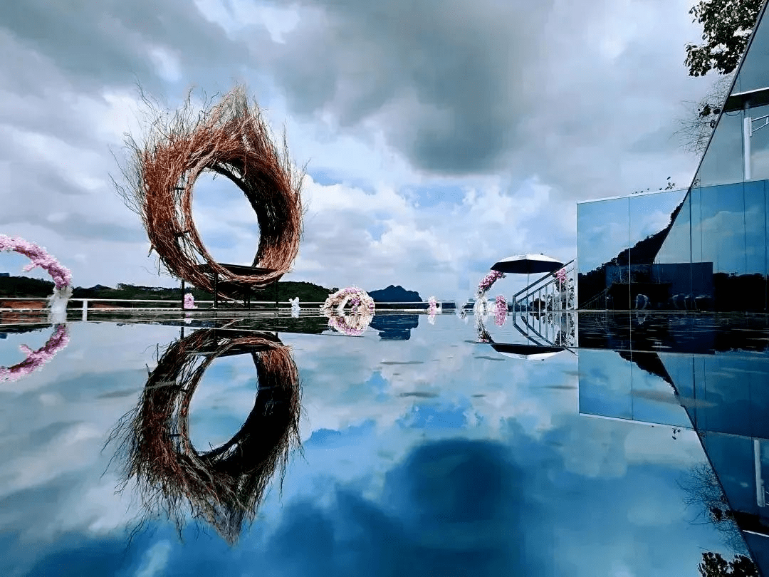 彩虹滑道,从天而降的七彩飞虹七彩滑道宛若从天而降的一道彩虹瀑布