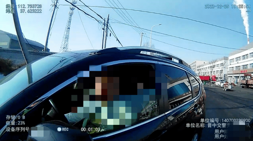 一輛農用三輪車路經晉中公安交警直屬二大隊檢查點時,民警上前檢查