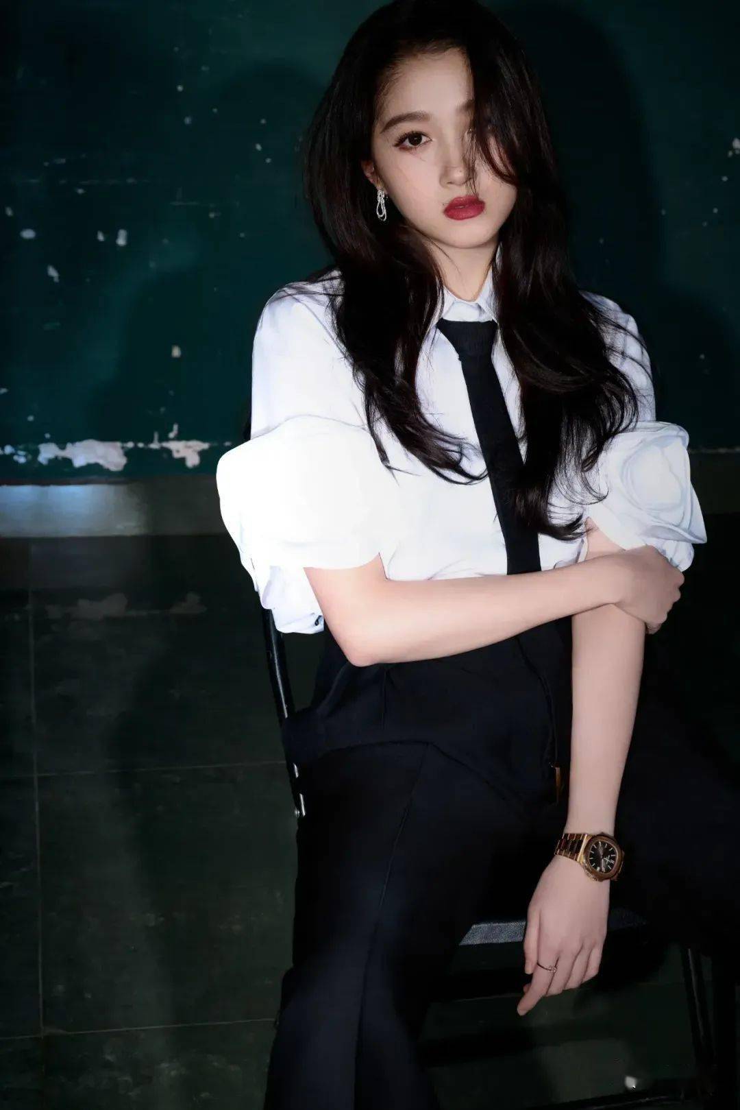 关晓彤着衬衫搭裤装好酷 化身冷脸霸姐又美又飒