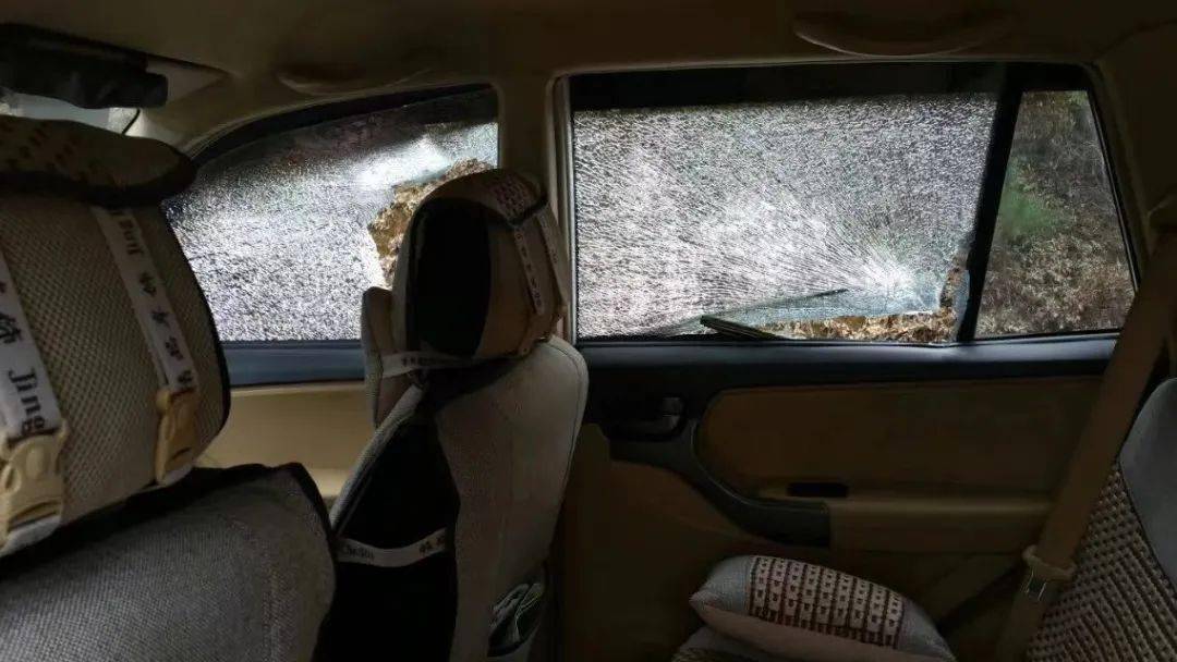 每次走基层,无论是烈日还是暴雨,陆娉婷都和男记者一起,走田间,蹲地头