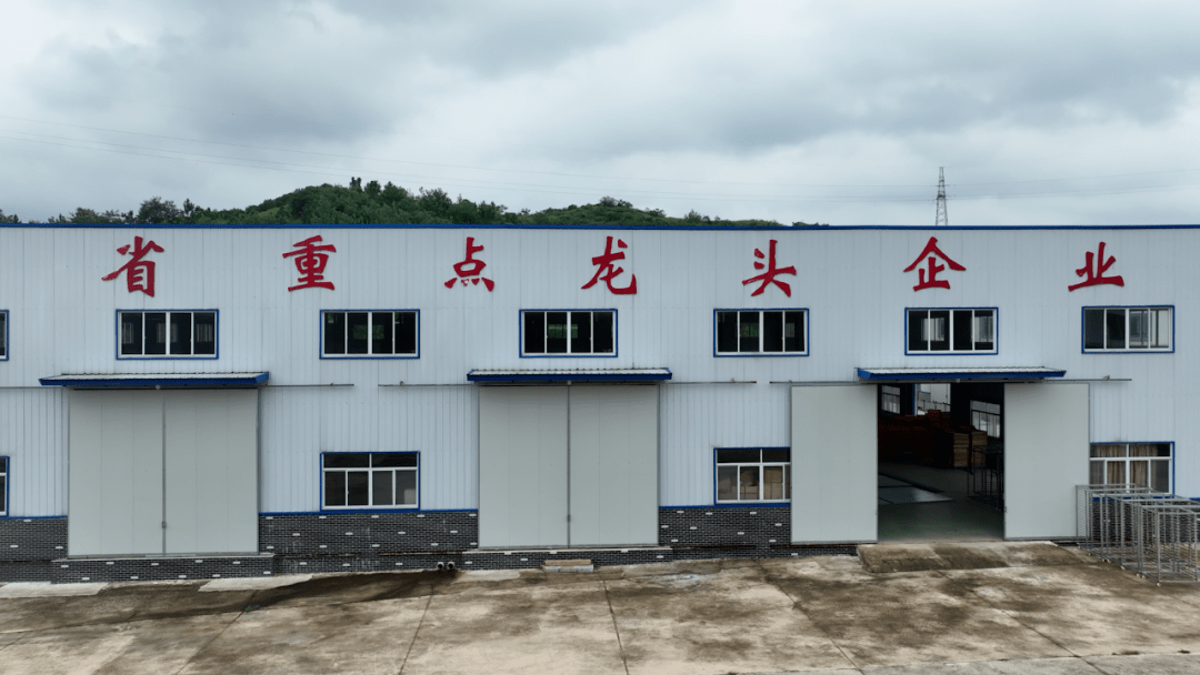 在乘馬崗鎮上馬石村農副產品加工廠項目建設現場,施工人員正在進行