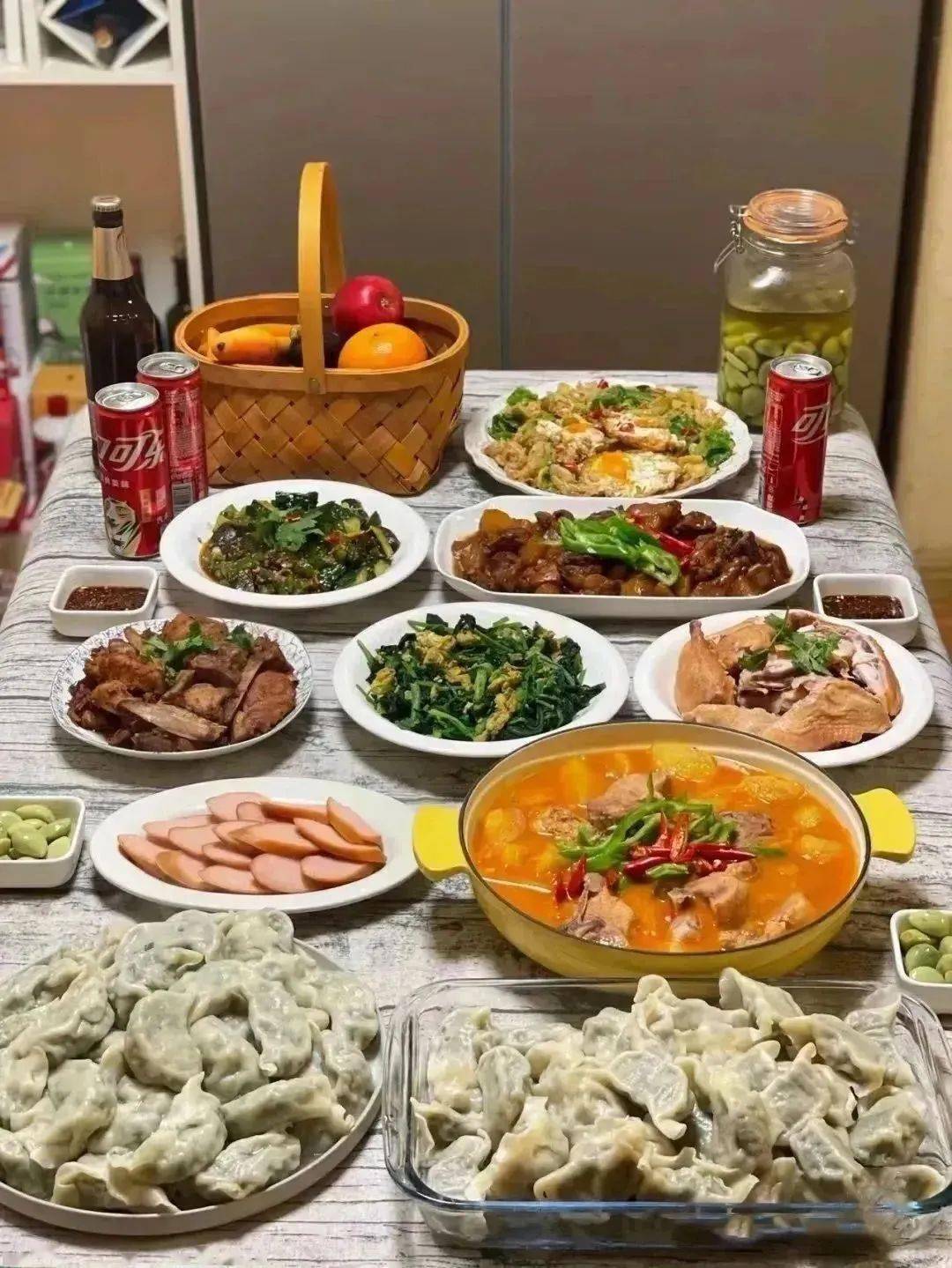 畅快滑雪后,午餐品尝美味东北年夜饭,年夜饭所有食材均由天定山有机
