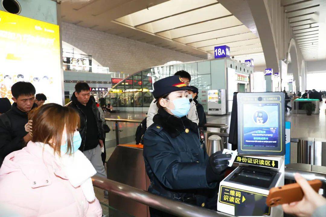 北京北站在進站口,候車區,站臺等重點位置增加服務人員,組織黨團員