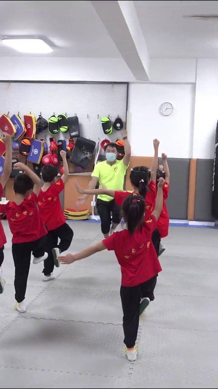 少儿武术抡臂提膝砸拳,淘气爱玩是孩子们的天性可是在课堂上还是要好