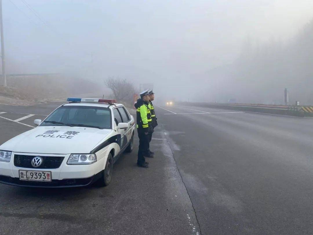 採取巡邏動態喊話提醒,警車定點警示等方式,對過往車輛進行指揮疏導